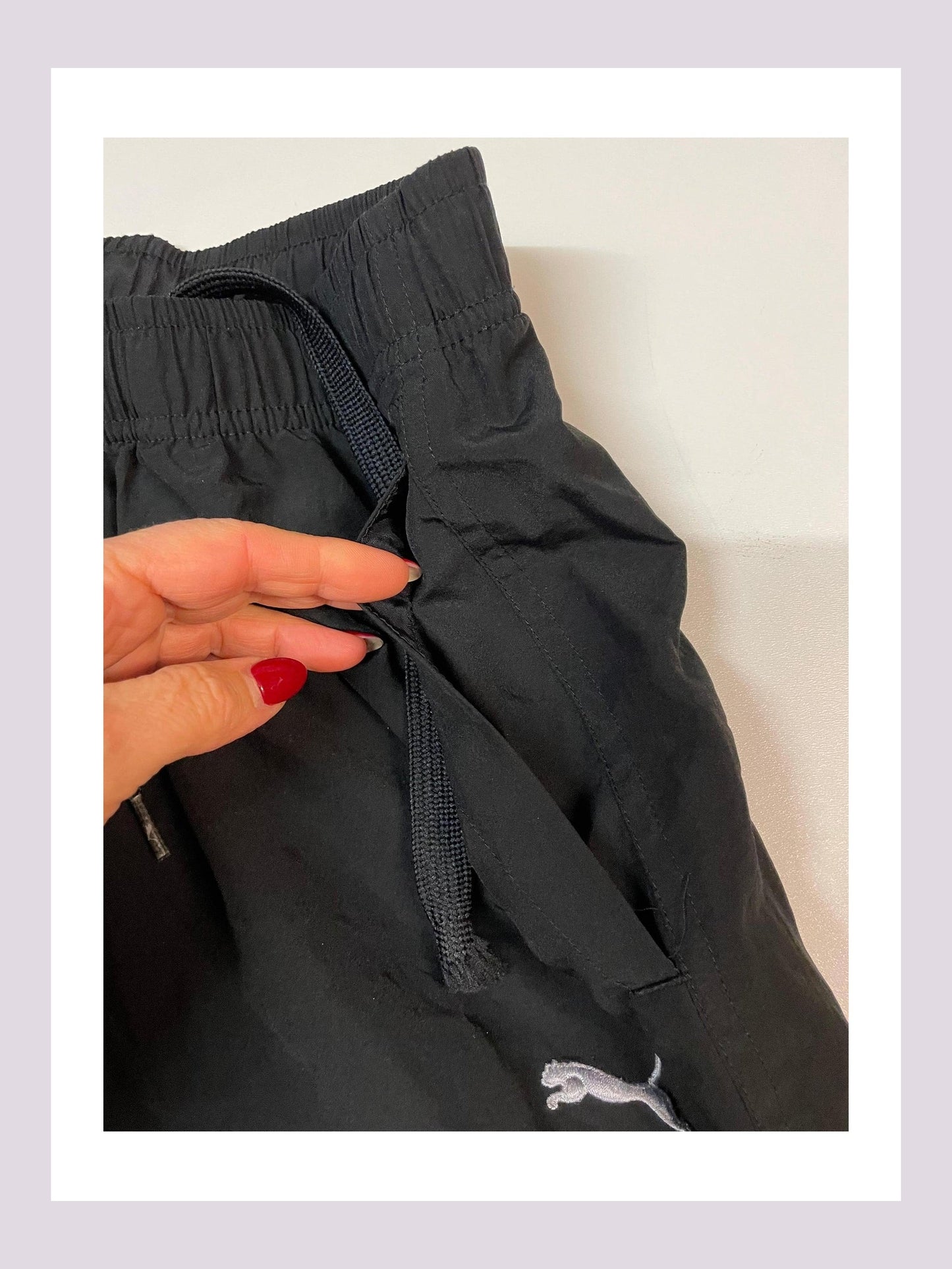 Entdecke unsere Vintage Track Pants von Nike und anderen Marken, erhältlich bei Valuxery.de - Dein Shop für trendige Vintage - Kleidung. Unsere Track Pants sind aus hochwertigen Materialien und