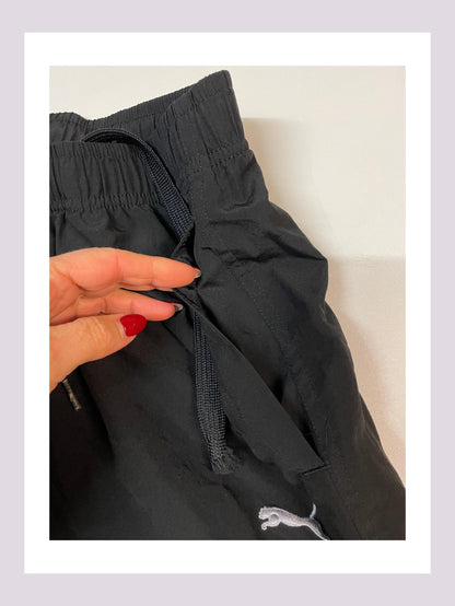 Entdecke unsere Vintage Track Pants von Nike und anderen Marken, erhältlich bei Valuxery.de - Dein Shop für trendige Vintage - Kleidung. Unsere Track Pants sind aus hochwertigen Materialien und