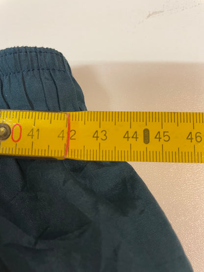 Entdecke unsere Vintage Track Pants von Nike und anderen Marken, erhältlich bei Valuxery.de - Dein Shop für trendige Vintage - Kleidung. Unsere Track Pants sind aus hochwertigen Materialien und