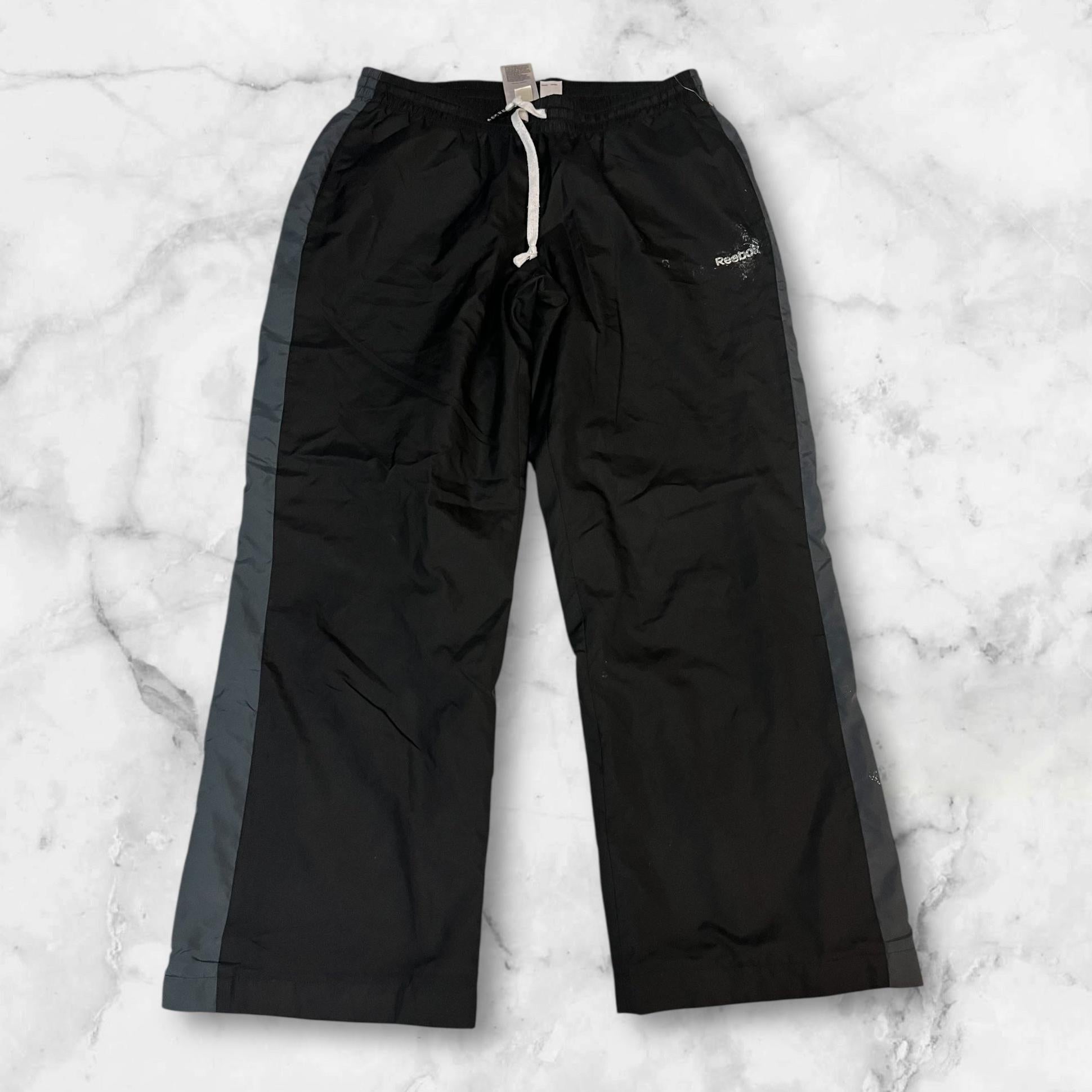 Entdecke unsere Vintage Track Pants von Nike und anderen Marken, erhältlich bei Valuxery.de - Dein Shop für trendige Vintage - Kleidung. Unsere Track Pants sind aus hochwertigen Materialien und
