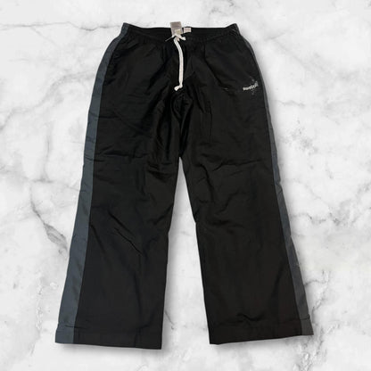 Entdecke unsere Vintage Track Pants von Nike und anderen Marken, erhältlich bei Valuxery.de - Dein Shop für trendige Vintage - Kleidung. Unsere Track Pants sind aus hochwertigen Materialien und
