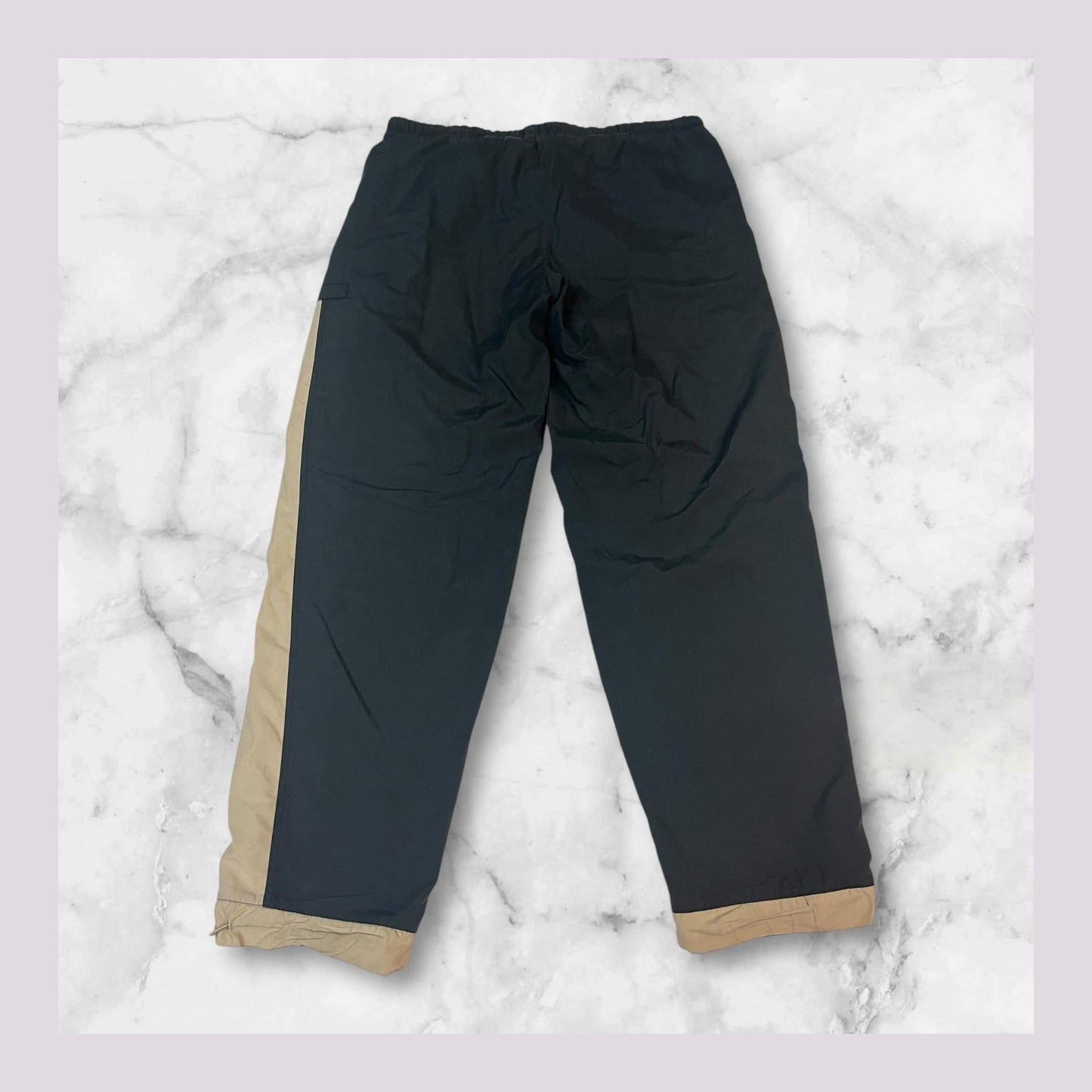 Entdecke unsere Vintage Track Pants von Nike und anderen Marken, erhältlich bei Valuxery.de - Dein Shop für trendige Vintage - Kleidung. Unsere Track Pants sind aus hochwertigen Materialien und