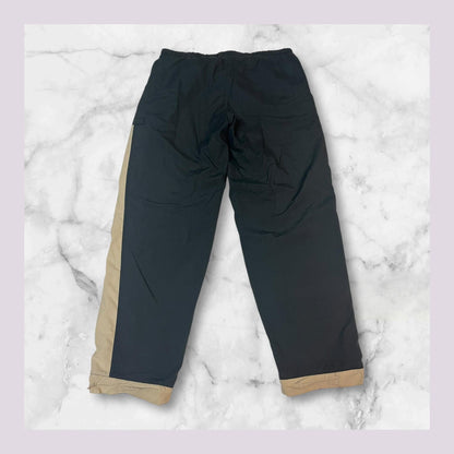 Entdecke unsere Vintage Track Pants von Nike und anderen Marken, erhältlich bei Valuxery.de - Dein Shop für trendige Vintage - Kleidung. Unsere Track Pants sind aus hochwertigen Materialien und