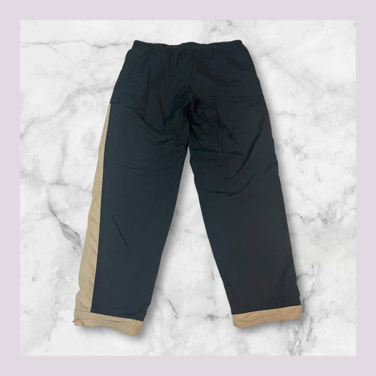 Entdecke unsere Vintage Track Pants von Nike und anderen Marken, erhältlich bei Valuxery.de - Dein Shop für trendige Vintage - Kleidung. Unsere Track Pants sind aus hochwertigen Materialien und