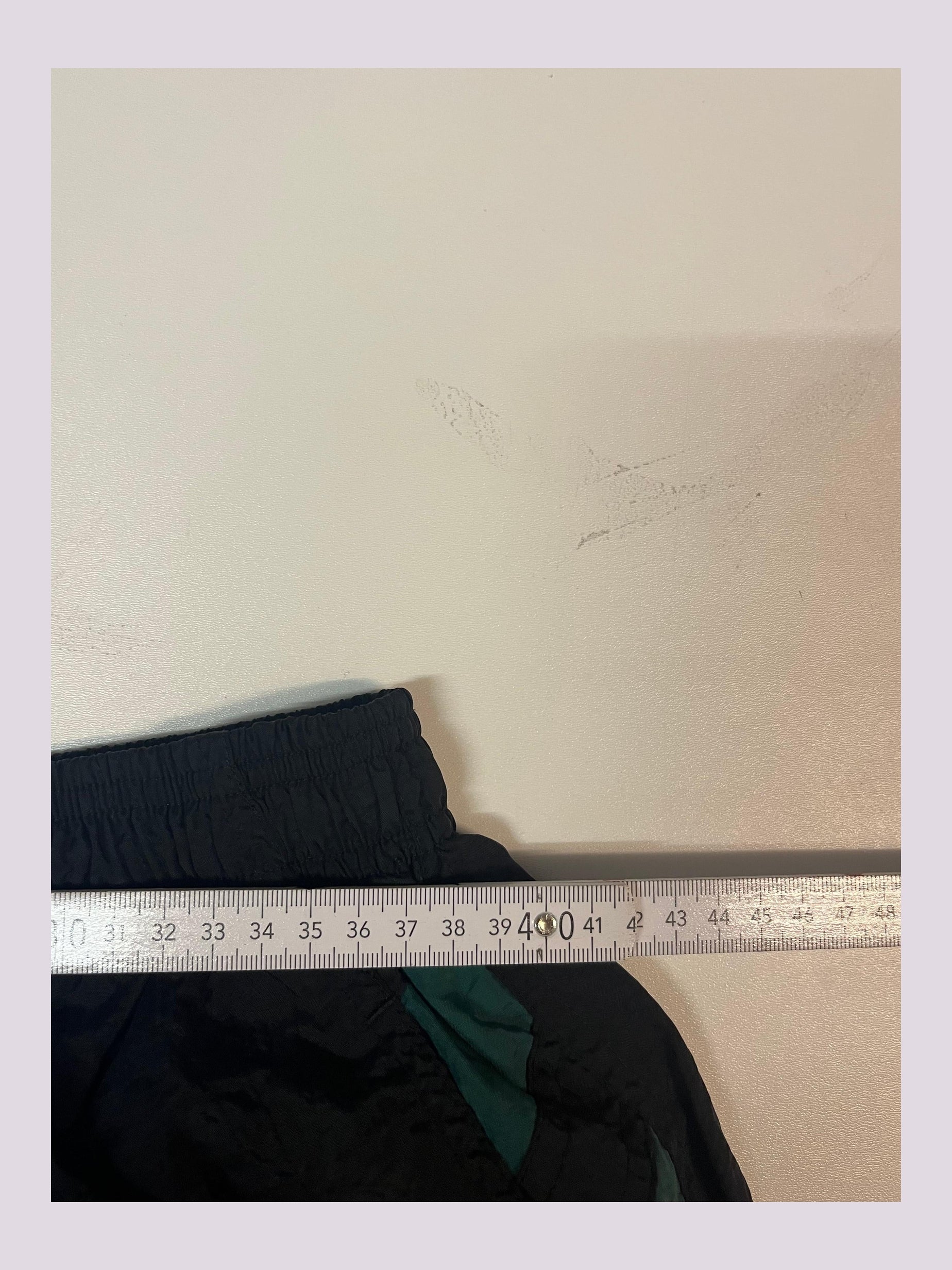 Entdecke unsere Vintage Track Pants von Nike und anderen Marken, erhältlich bei Valuxery.de - Dein Shop für trendige Vintage - Kleidung. Unsere Track Pants sind aus hochwertigen Materialien und