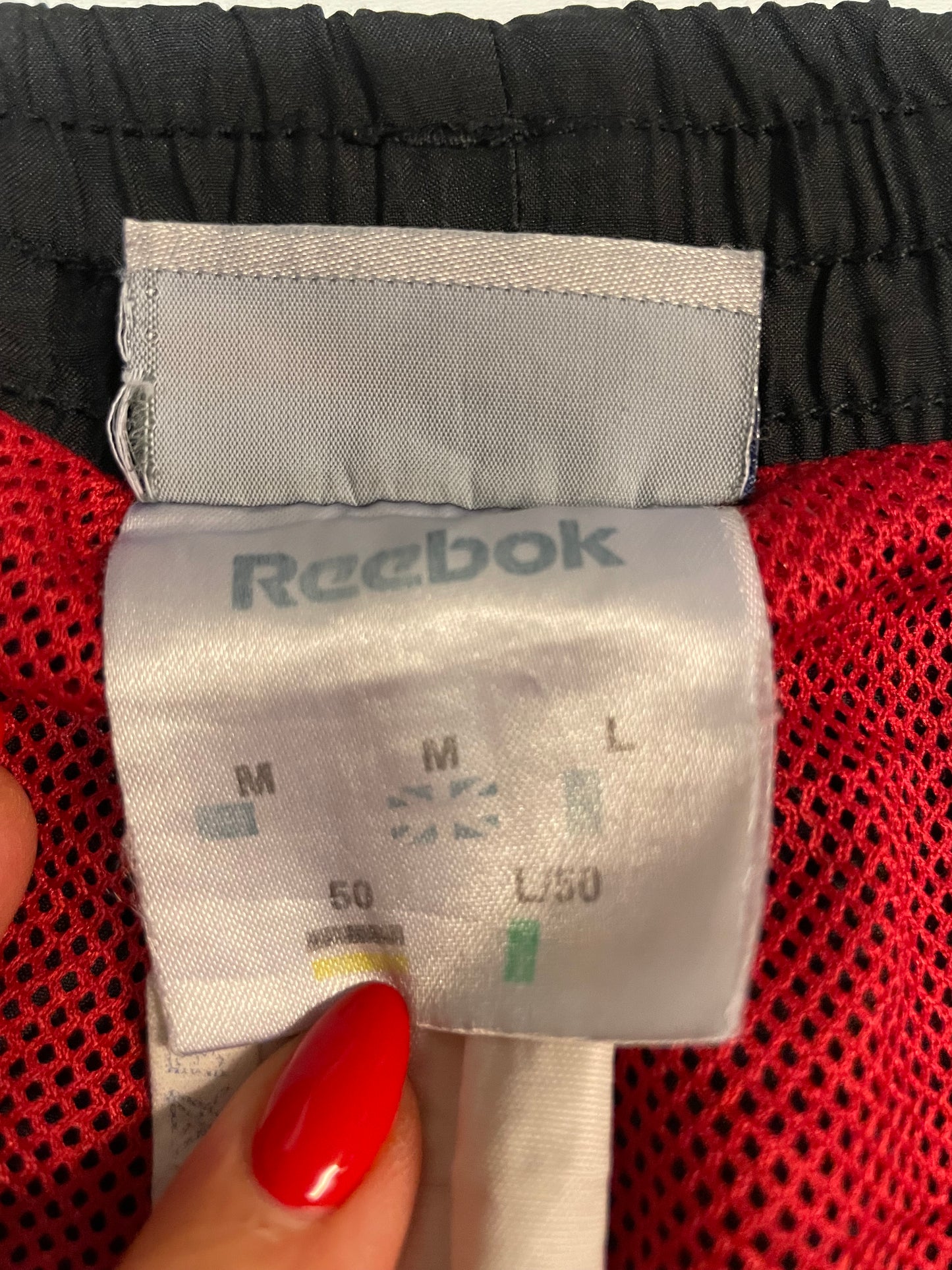 Entdecke unsere Vintage Track Pants von Nike und anderen Marken, erhältlich bei Valuxery.de - Dein Shop für trendige Vintage - Kleidung. Unsere Track Pants sind aus hochwertigen Materialien und