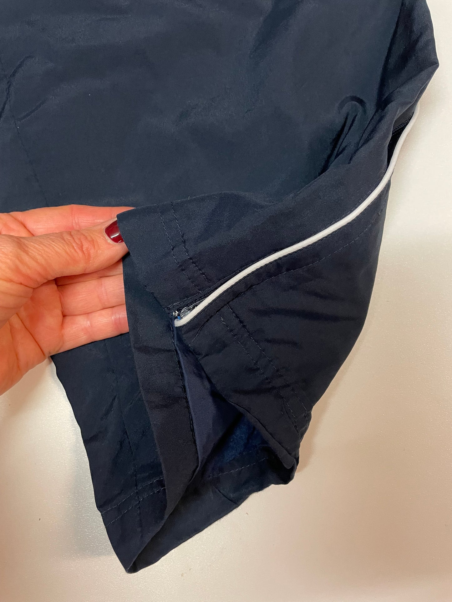 Entdecke unsere Vintage Track Pants von Nike und anderen Marken, erhältlich bei Valuxery.de - Dein Shop für trendige Vintage - Kleidung. Unsere Track Pants sind aus hochwertigen Materialien und