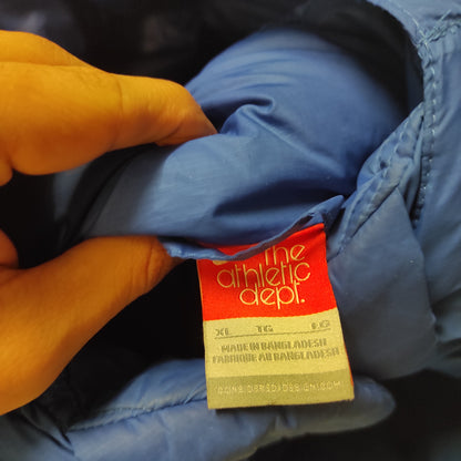 Entdecke unsere Vintage Track Pants von Nike und anderen Marken, erhältlich bei Valuxery.de - Dein Shop für trendige Vintage - Kleidung. Unsere Track Pants sind aus hochwertigen Materialien und