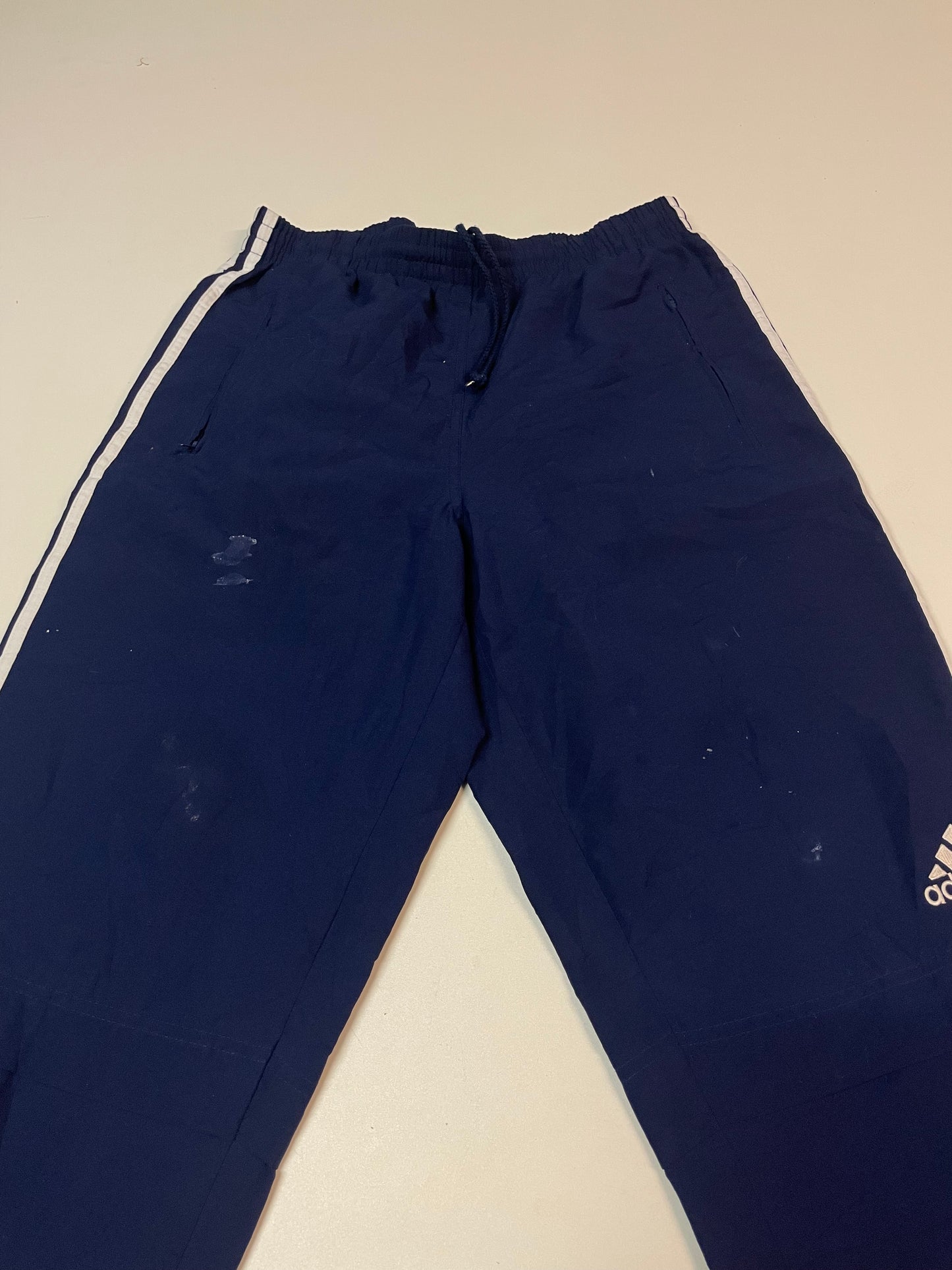 Entdecke unsere Vintage Track Pants von Nike und anderen Marken, erhältlich bei Valuxery.de - Dein Shop für trendige Vintage - Kleidung. Unsere Track Pants sind aus hochwertigen Materialien und