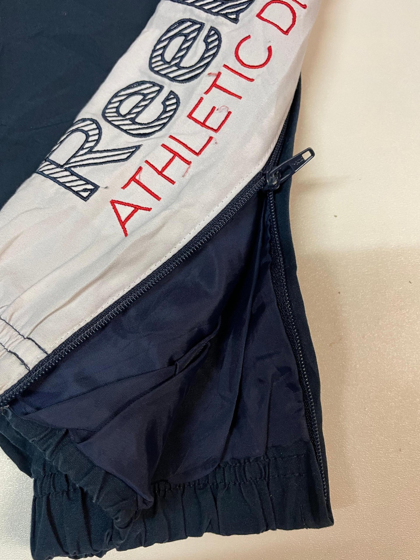 Entdecke unsere Vintage Track Pants von Nike und anderen Marken, erhältlich bei Valuxery.de - Dein Shop für trendige Vintage - Kleidung. Unsere Track Pants sind aus hochwertigen Materialien und