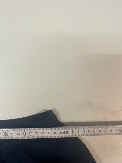 Entdecke unsere Vintage Track Pants von Nike und anderen Marken, erhältlich bei Valuxery.de - Dein Shop für trendige Vintage - Kleidung. Unsere Track Pants sind aus hochwertigen Materialien und