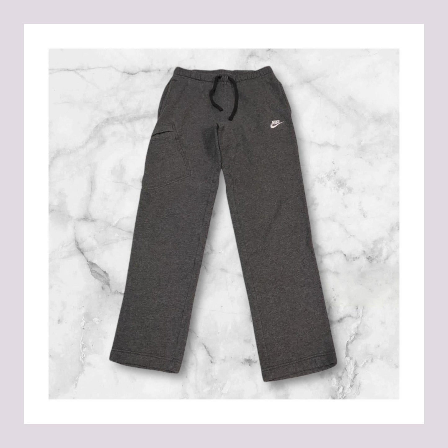 Entdecke unsere Vintage Track Pants von Nike und anderen Marken, erhältlich bei Valuxery.de - Dein Shop für trendige Vintage - Kleidung. Unsere Track Pants sind aus hochwertigen Materialien und