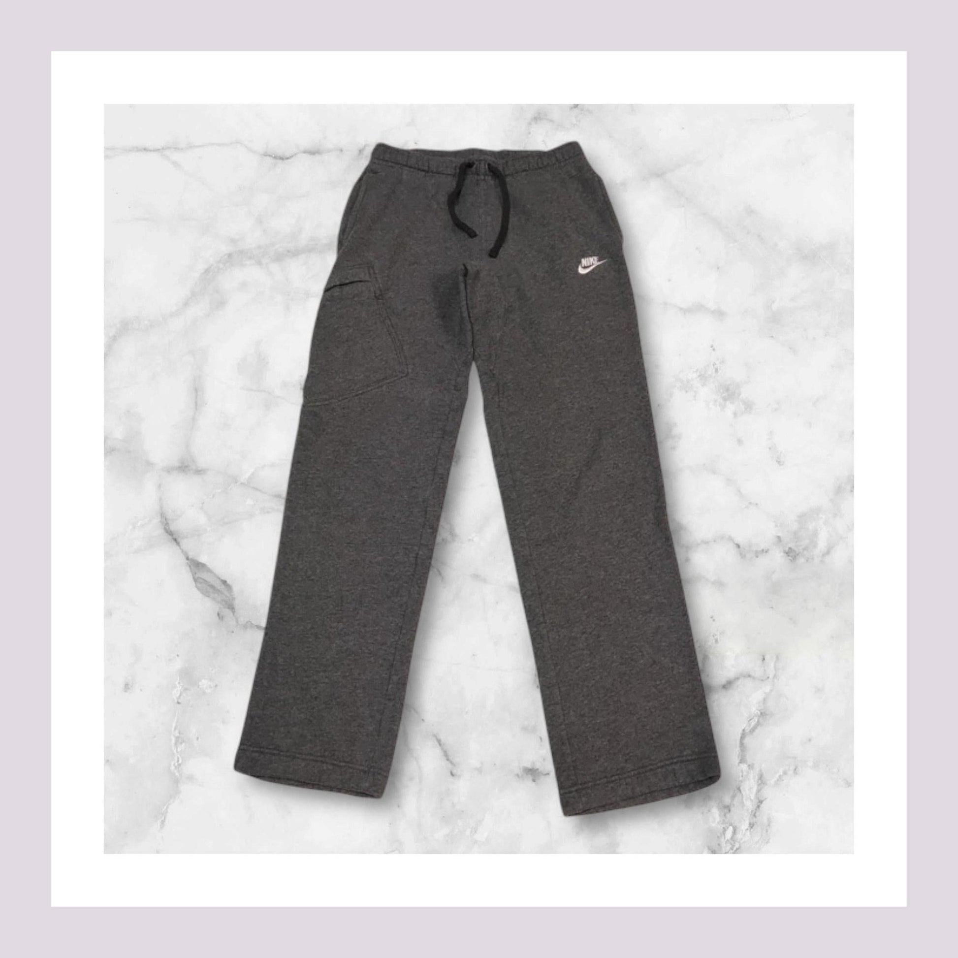 Entdecke unsere Vintage Track Pants von Nike und anderen Marken, erhältlich bei Valuxery.de - Dein Shop für trendige Vintage - Kleidung. Unsere Track Pants sind aus hochwertigen Materialien und