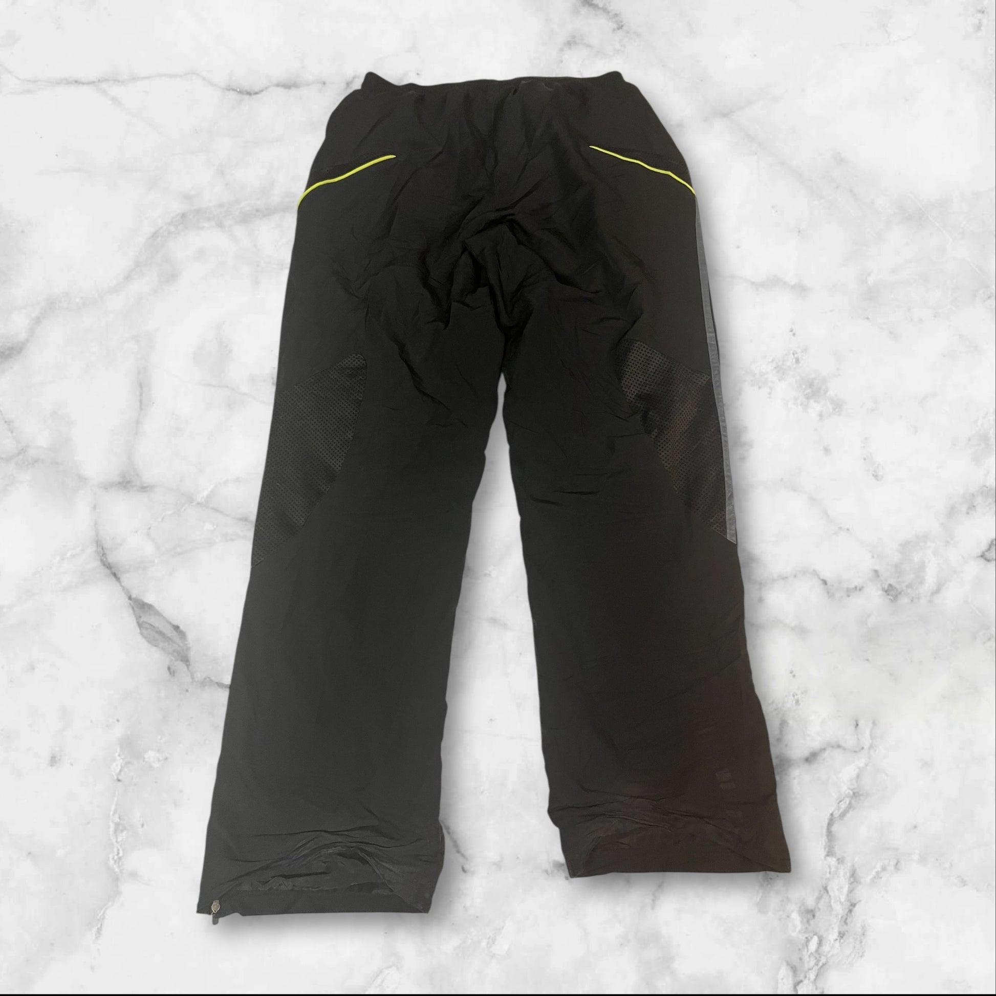 Entdecke unsere Vintage Track Pants von Nike und anderen Marken, erhältlich bei Valuxery.de - Dein Shop für trendige Vintage - Kleidung. Unsere Track Pants sind aus hochwertigen Materialien und