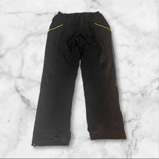 Entdecke unsere Vintage Track Pants von Nike und anderen Marken, erhältlich bei Valuxery.de - Dein Shop für trendige Vintage - Kleidung. Unsere Track Pants sind aus hochwertigen Materialien und