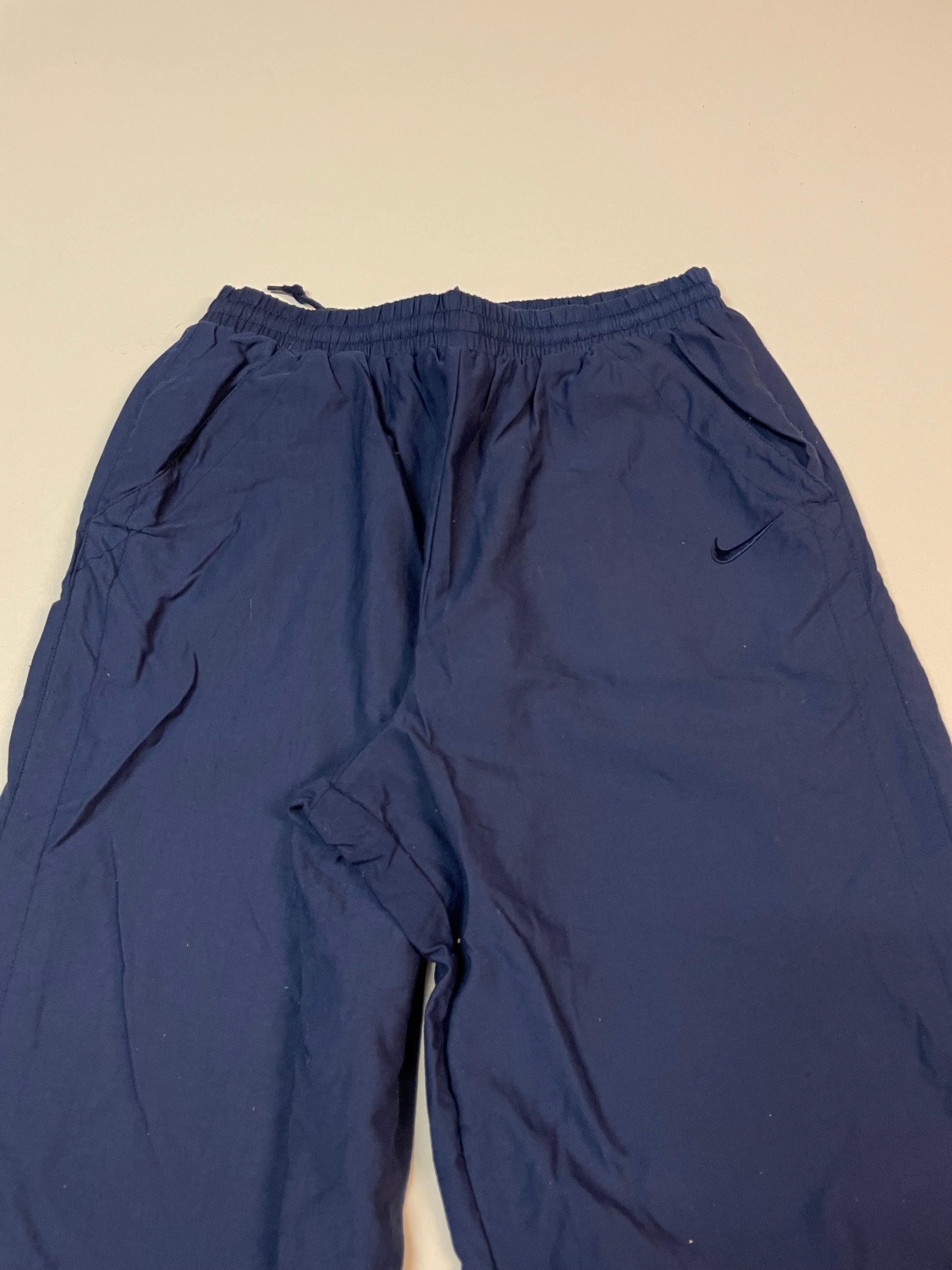 Entdecke unsere Vintage Track Pants von Nike und anderen Marken, erhältlich bei Valuxery.de - Dein Shop für trendige Vintage - Kleidung. Unsere Track Pants sind aus hochwertigen Materialien und