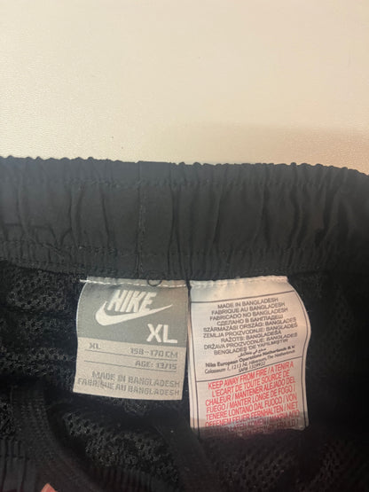 Entdecke unsere Vintage Track Pants von Nike und anderen Marken, erhältlich bei Valuxery.de - Dein Shop für trendige Vintage - Kleidung. Unsere Track Pants sind aus hochwertigen Materialien und