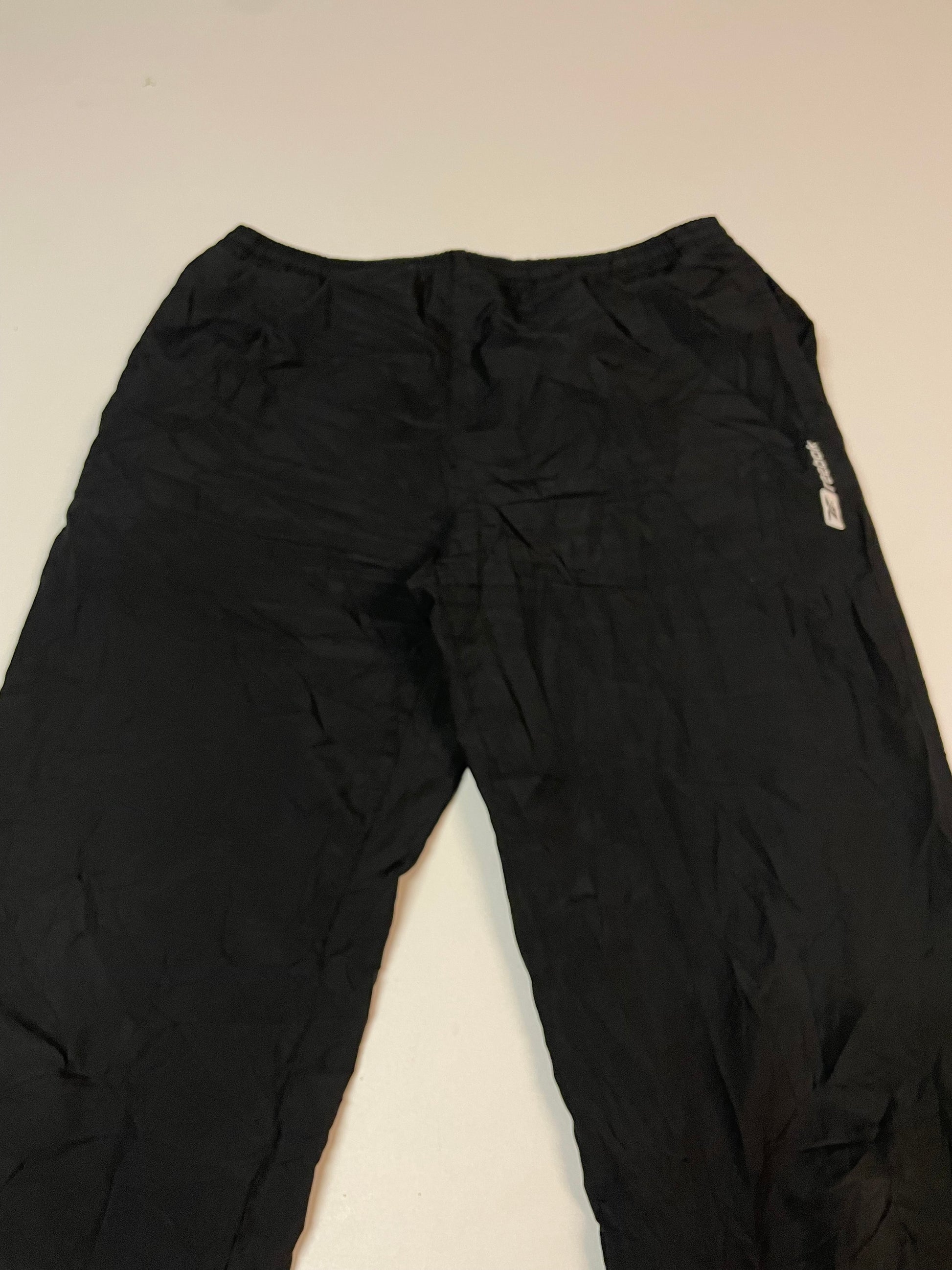 Entdecke unsere Vintage Track Pants von Nike und anderen Marken, erhältlich bei Valuxery.de - Dein Shop für trendige Vintage - Kleidung. Unsere Track Pants sind aus hochwertigen Materialien und