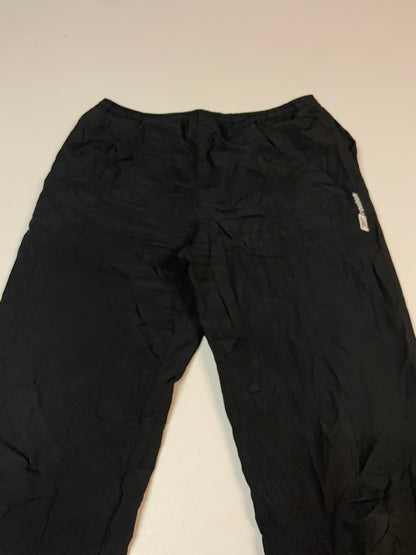 Entdecke unsere Vintage Track Pants von Nike und anderen Marken, erhältlich bei Valuxery.de - Dein Shop für trendige Vintage - Kleidung. Unsere Track Pants sind aus hochwertigen Materialien und