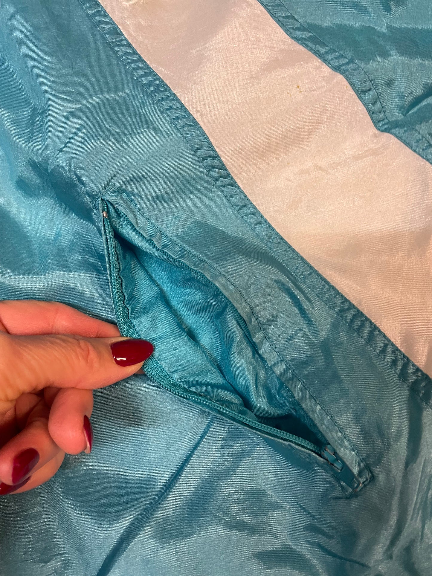 Entdecke unsere Vintage Track Pants von Nike und anderen Marken, erhältlich bei Valuxery.de - Dein Shop für trendige Vintage - Kleidung. Unsere Track Pants sind aus hochwertigen Materialien und