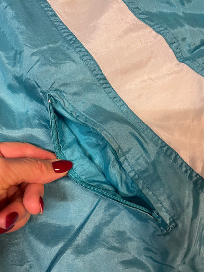 Entdecke unsere Vintage Track Pants von Nike und anderen Marken, erhältlich bei Valuxery.de - Dein Shop für trendige Vintage - Kleidung. Unsere Track Pants sind aus hochwertigen Materialien und