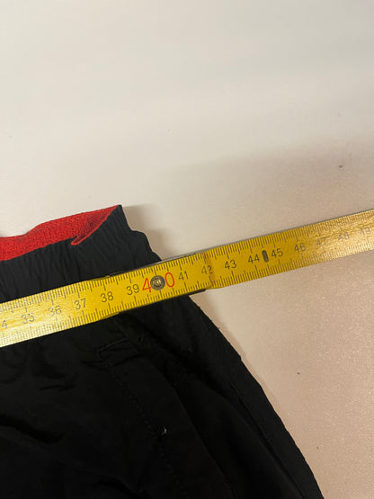 Entdecke unsere Vintage Track Pants von Nike und anderen Marken, erhältlich bei Valuxery.de - Dein Shop für trendige Vintage - Kleidung. Unsere Track Pants sind aus hochwertigen Materialien und