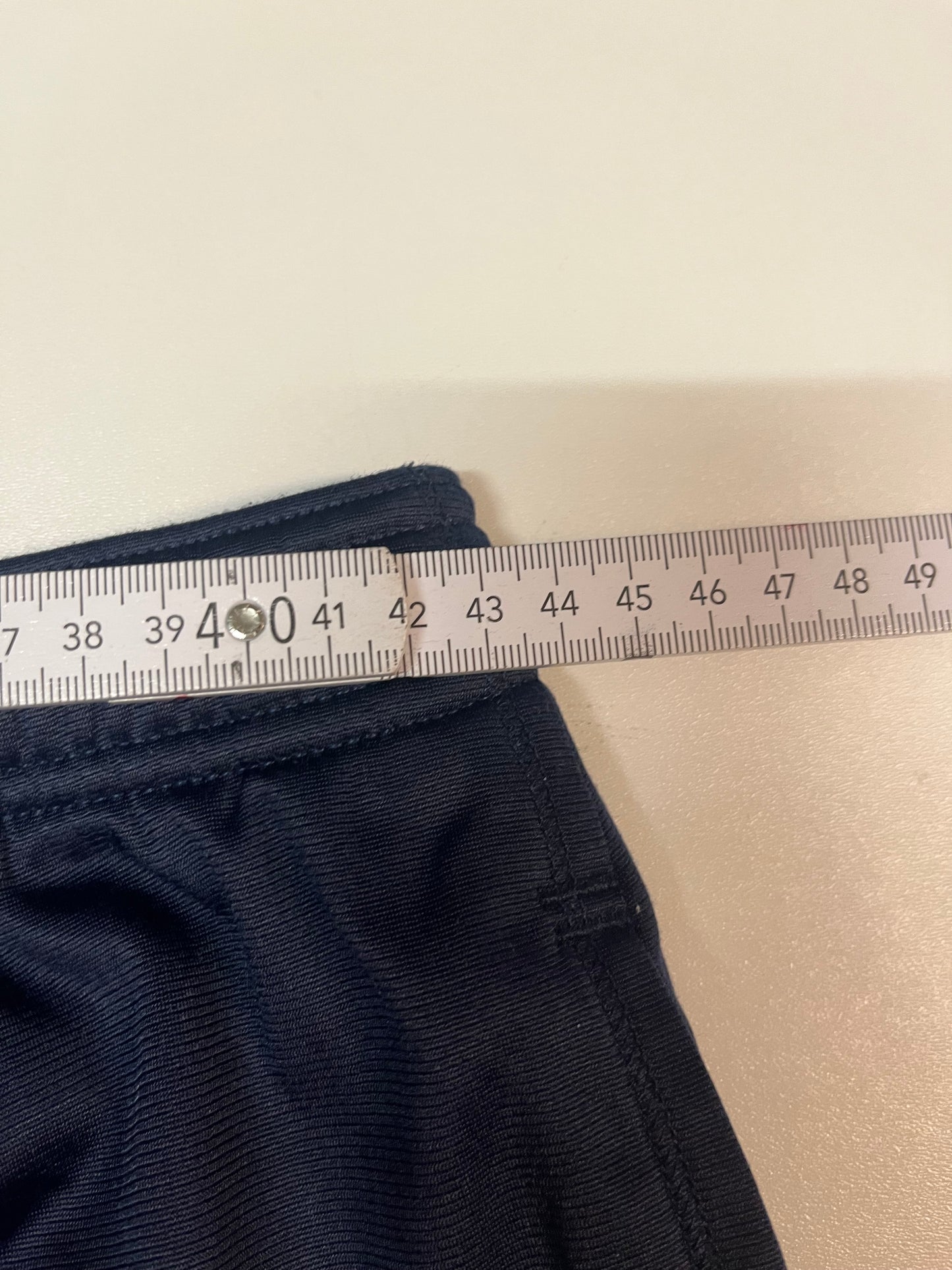 Entdecke unsere Vintage Track Pants von Nike und anderen Marken, erhältlich bei Valuxery.de - Dein Shop für trendige Vintage - Kleidung. Unsere Track Pants sind aus hochwertigen Materialien und