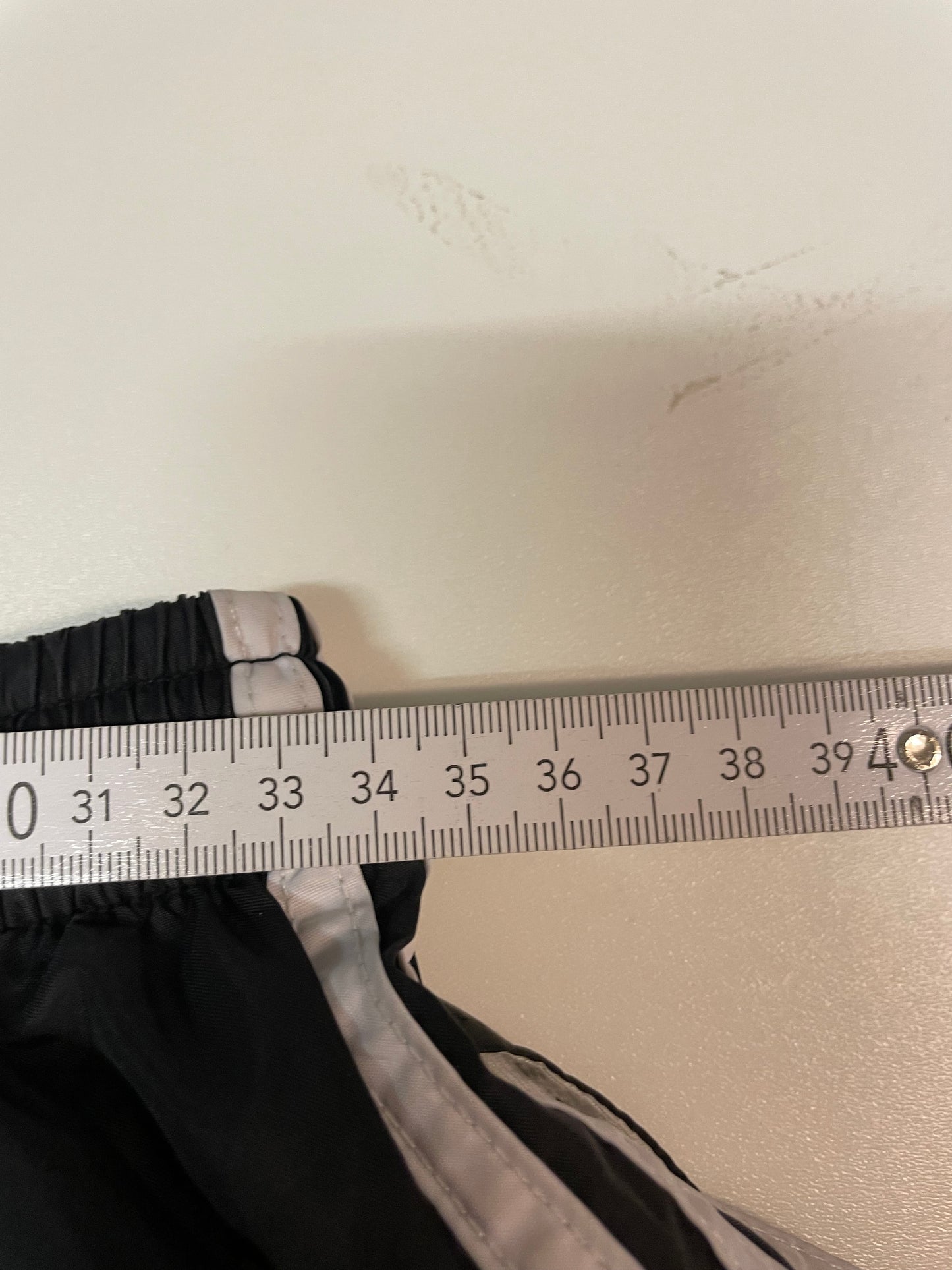 Entdecke unsere Vintage Track Pants von Nike und anderen Marken, erhältlich bei Valuxery.de - Dein Shop für trendige Vintage - Kleidung. Unsere Track Pants sind aus hochwertigen Materialien und