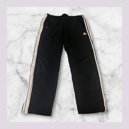 Entdecke unsere Vintage Track Pants von Nike und anderen Marken, erhältlich bei Valuxery.de - Dein Shop für trendige Vintage - Kleidung. Unsere Track Pants sind aus hochwertigen Materialien und