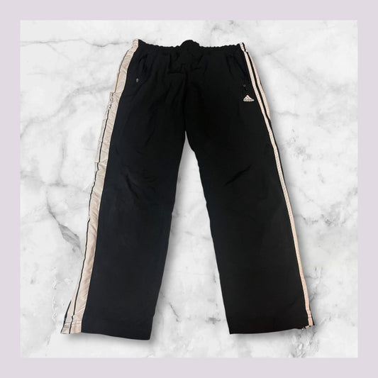 Entdecke unsere Vintage Track Pants von Nike und anderen Marken, erhältlich bei Valuxery.de - Dein Shop für trendige Vintage - Kleidung. Unsere Track Pants sind aus hochwertigen Materialien und