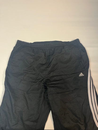 Entdecke unsere Vintage Track Pants von Nike und anderen Marken, erhältlich bei Valuxery.de - Dein Shop für trendige Vintage - Kleidung. Unsere Track Pants sind aus hochwertigen Materialien und