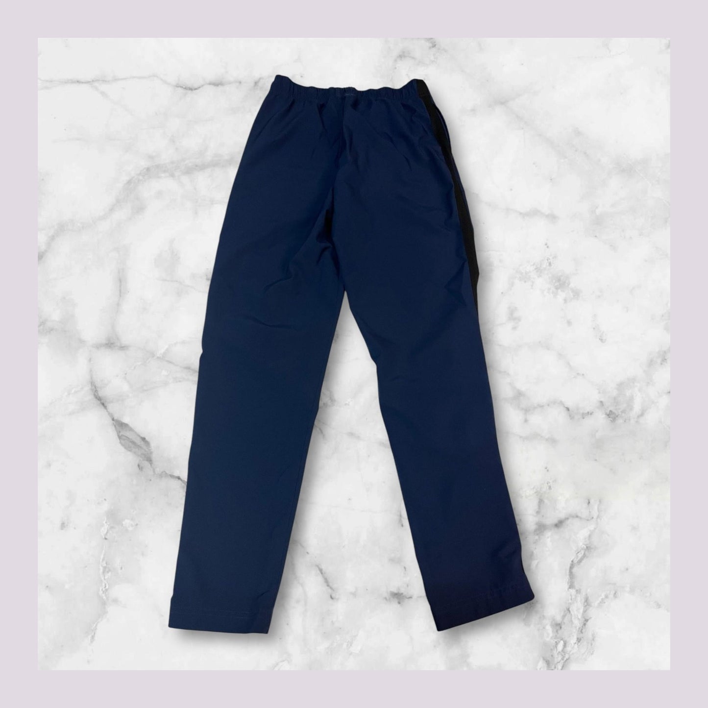Entdecke unsere Vintage Track Pants von Nike und anderen Marken, erhältlich bei Valuxery.de - Dein Shop für trendige Vintage - Kleidung. Unsere Track Pants sind aus hochwertigen Materialien und
