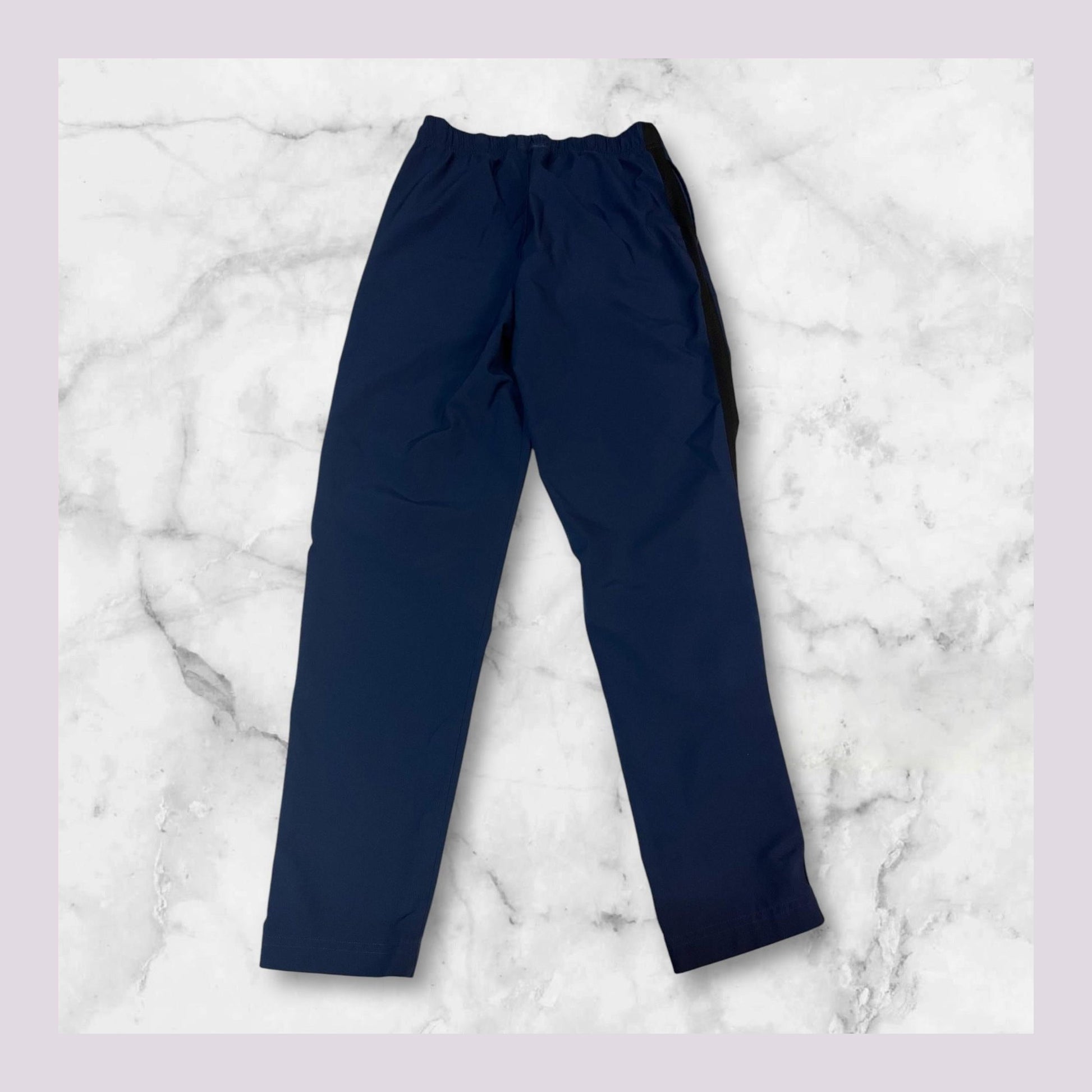 Entdecke unsere Vintage Track Pants von Nike und anderen Marken, erhältlich bei Valuxery.de - Dein Shop für trendige Vintage - Kleidung. Unsere Track Pants sind aus hochwertigen Materialien und