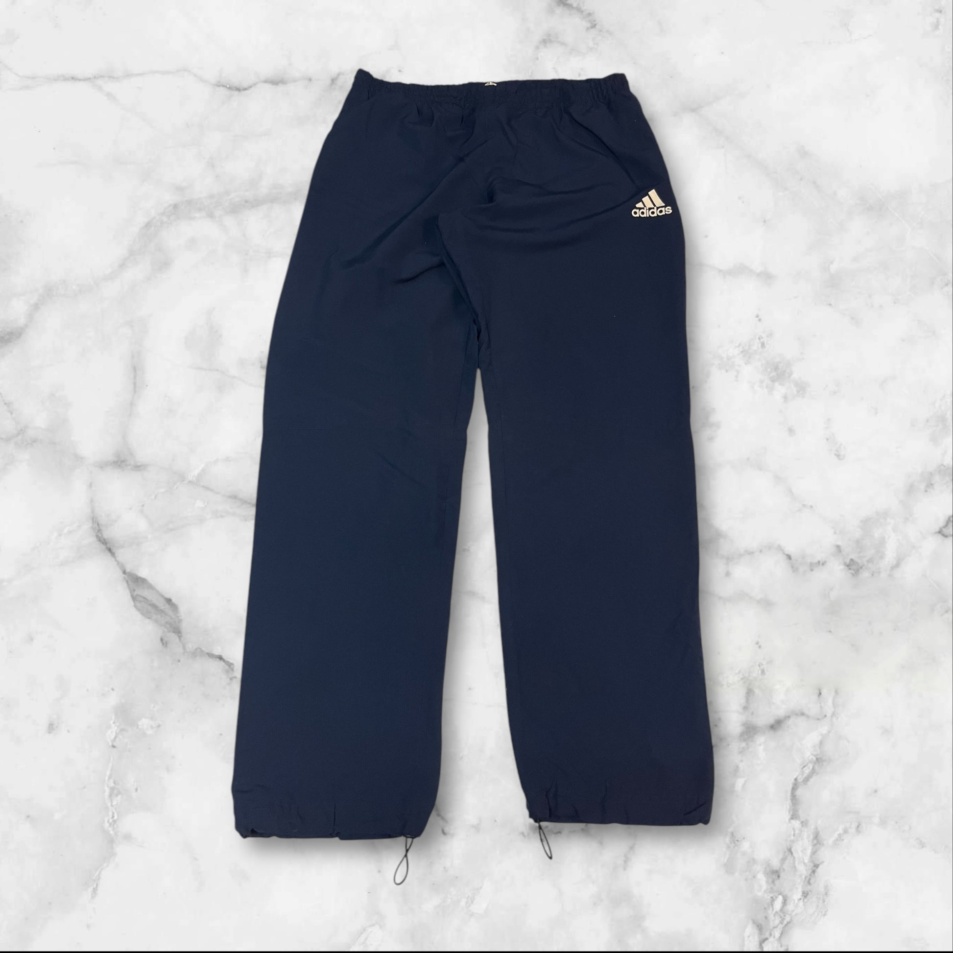 Entdecke unsere Vintage Track Pants von Nike und anderen Marken, erhältlich bei Valuxery.de - Dein Shop für trendige Vintage - Kleidung. Unsere Track Pants sind aus hochwertigen Materialien und