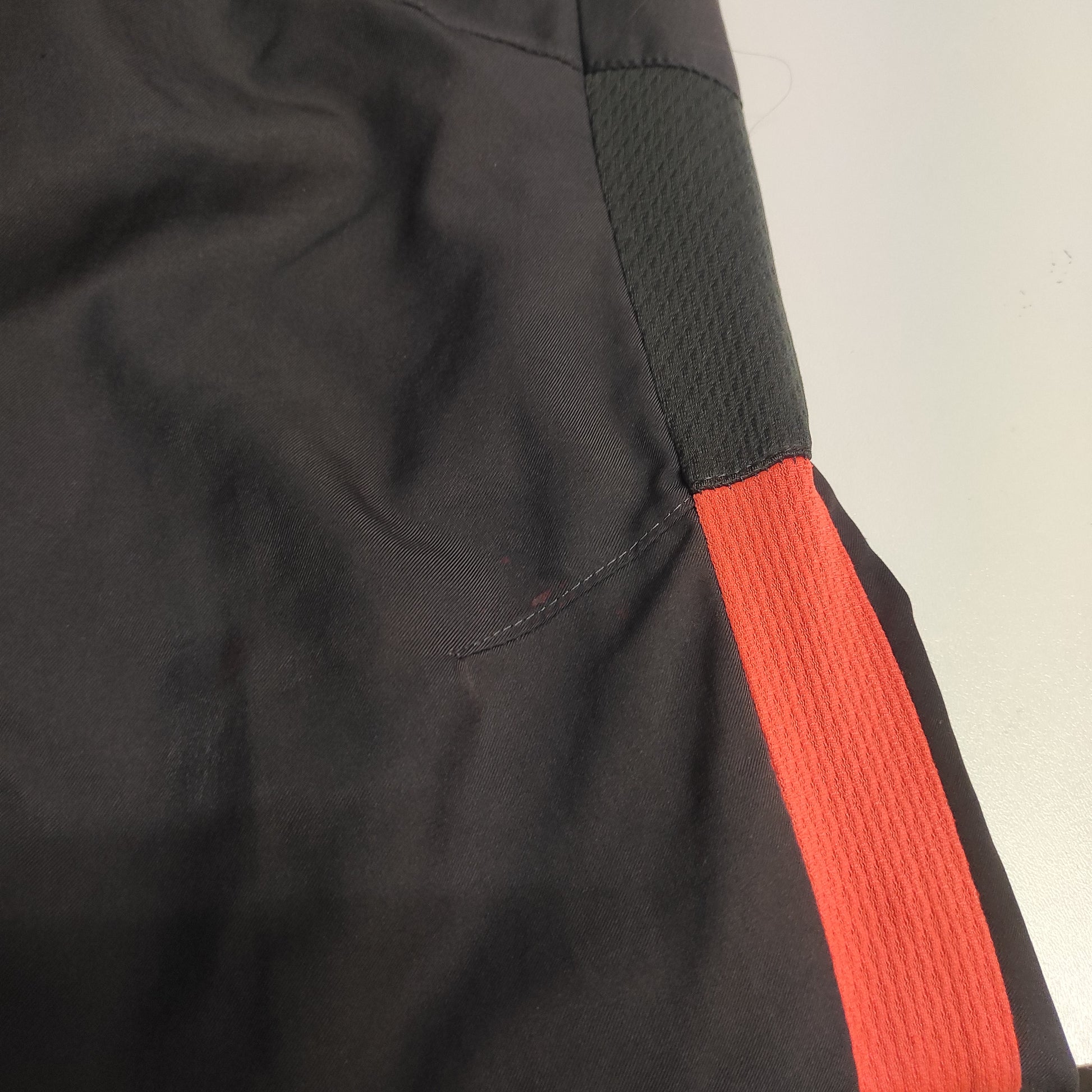 Entdecke unsere Vintage Track Pants von Nike und anderen Marken, erhältlich bei Valuxery.de - Dein Shop für trendige Vintage - Kleidung. Unsere Track Pants sind aus hochwertigen Materialien und