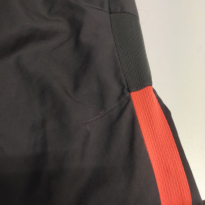 Entdecke unsere Vintage Track Pants von Nike und anderen Marken, erhältlich bei Valuxery.de - Dein Shop für trendige Vintage - Kleidung. Unsere Track Pants sind aus hochwertigen Materialien und