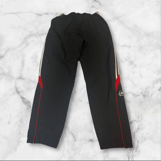 Entdecke unsere Vintage Track Pants von Nike und anderen Marken, erhältlich bei Valuxery.de - Dein Shop für trendige Vintage - Kleidung. Unsere Track Pants sind aus hochwertigen Materialien und