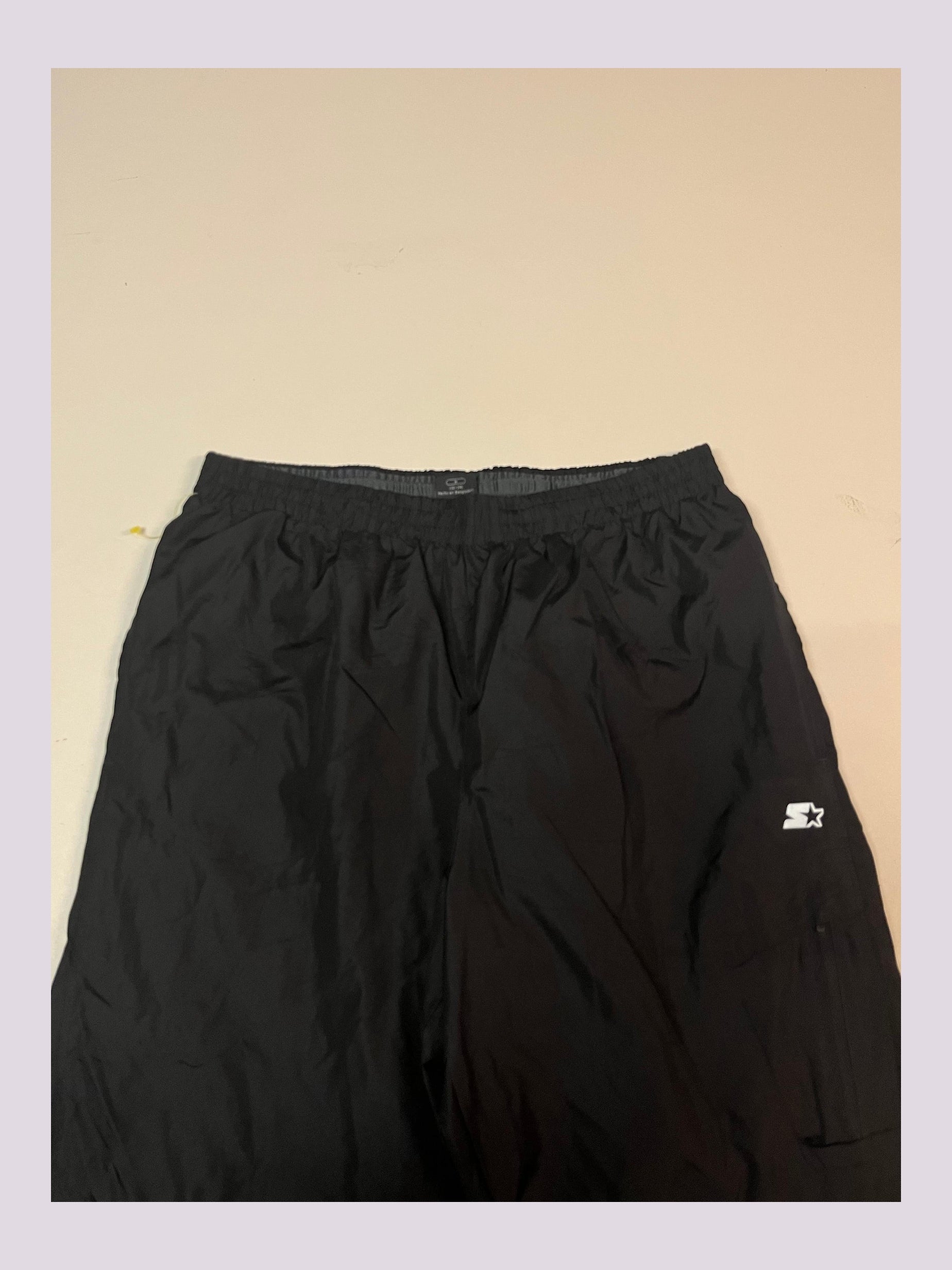 Entdecke unsere Vintage Track Pants von Nike und anderen Marken, erhältlich bei Valuxery.de - Dein Shop für trendige Vintage - Kleidung. Unsere Track Pants sind aus hochwertigen Materialien und