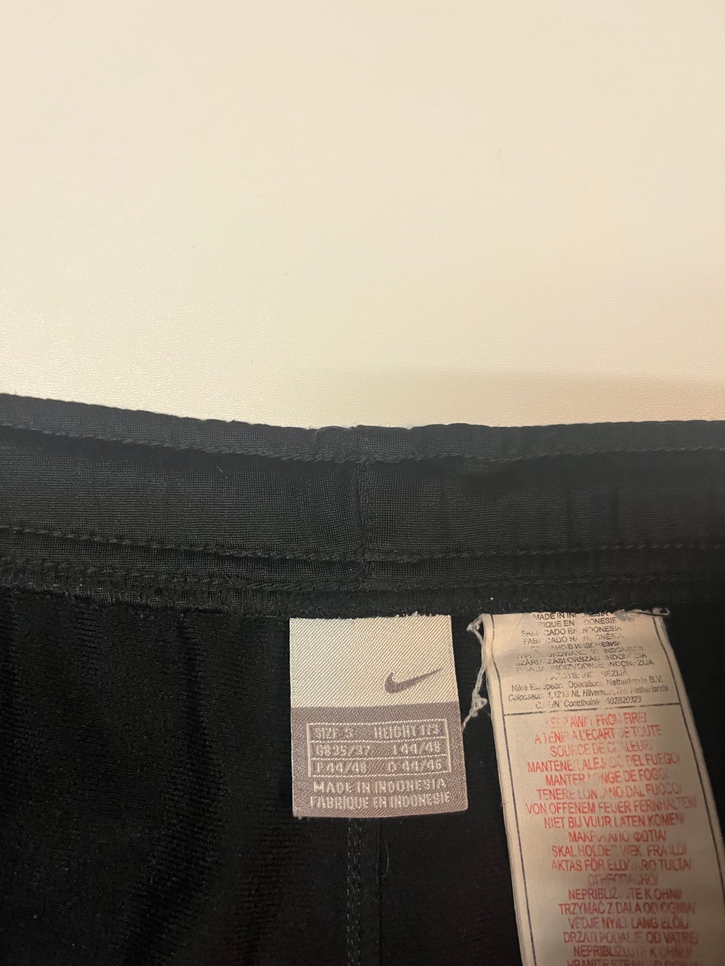 Entdecke unsere Vintage Track Pants von Nike und anderen Marken, erhältlich bei Valuxery.de - Dein Shop für trendige Vintage - Kleidung. Unsere Track Pants sind aus hochwertigen Materialien und