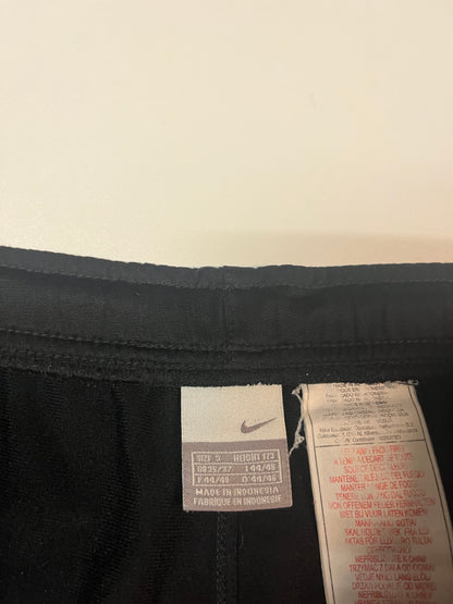 Entdecke unsere Vintage Track Pants von Nike und anderen Marken, erhältlich bei Valuxery.de - Dein Shop für trendige Vintage - Kleidung. Unsere Track Pants sind aus hochwertigen Materialien und