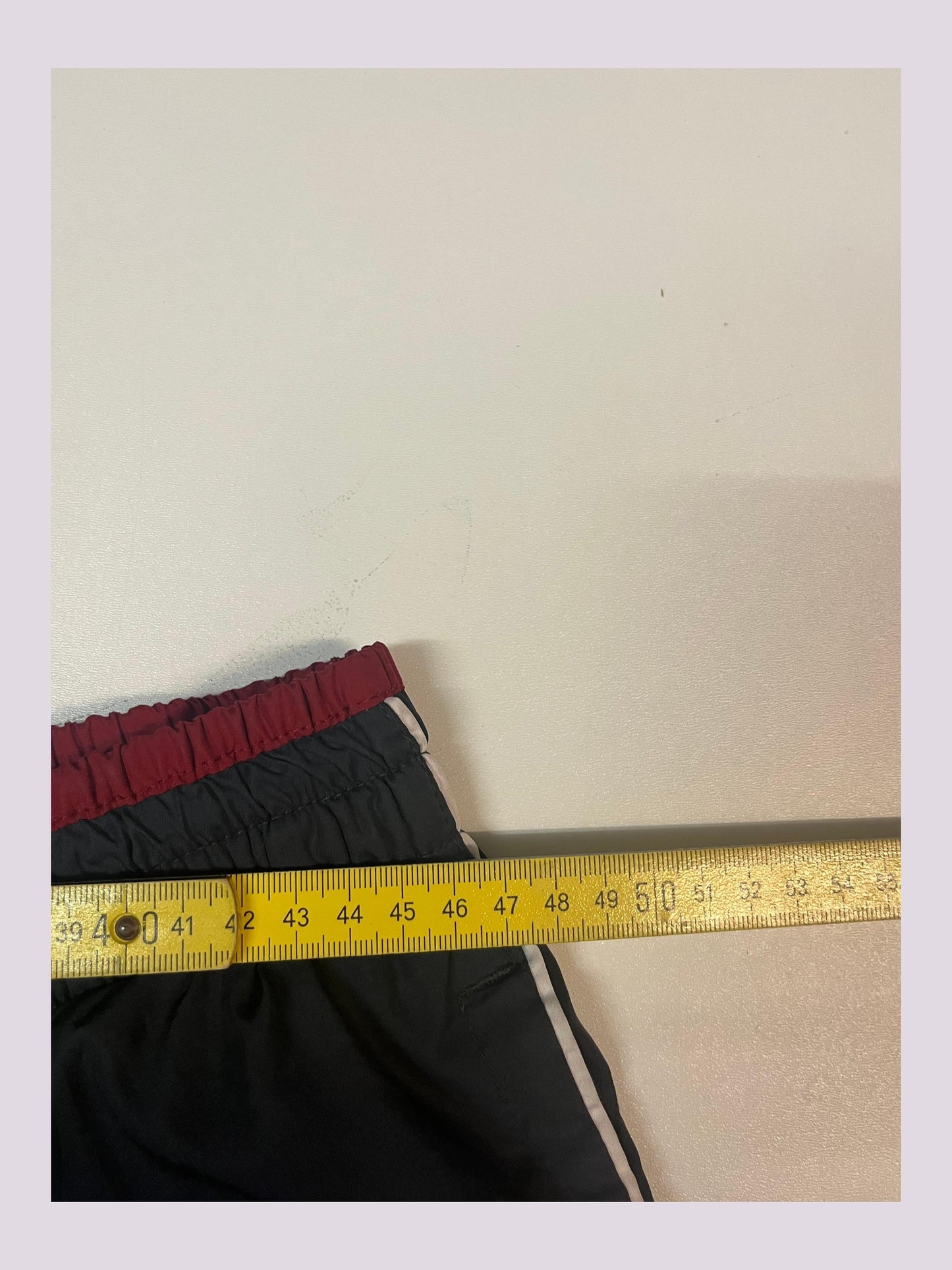 Entdecke unsere Vintage Track Pants von Nike und anderen Marken, erhältlich bei Valuxery.de - Dein Shop für trendige Vintage - Kleidung. Unsere Track Pants sind aus hochwertigen Materialien und