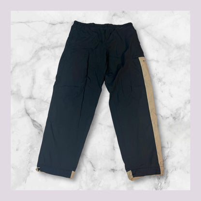 Entdecke unsere Vintage Track Pants von Nike und anderen Marken, erhältlich bei Valuxery.de - Dein Shop für trendige Vintage - Kleidung. Unsere Track Pants sind aus hochwertigen Materialien und
