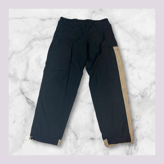 Entdecke unsere Vintage Track Pants von Nike und anderen Marken, erhältlich bei Valuxery.de - Dein Shop für trendige Vintage - Kleidung. Unsere Track Pants sind aus hochwertigen Materialien und