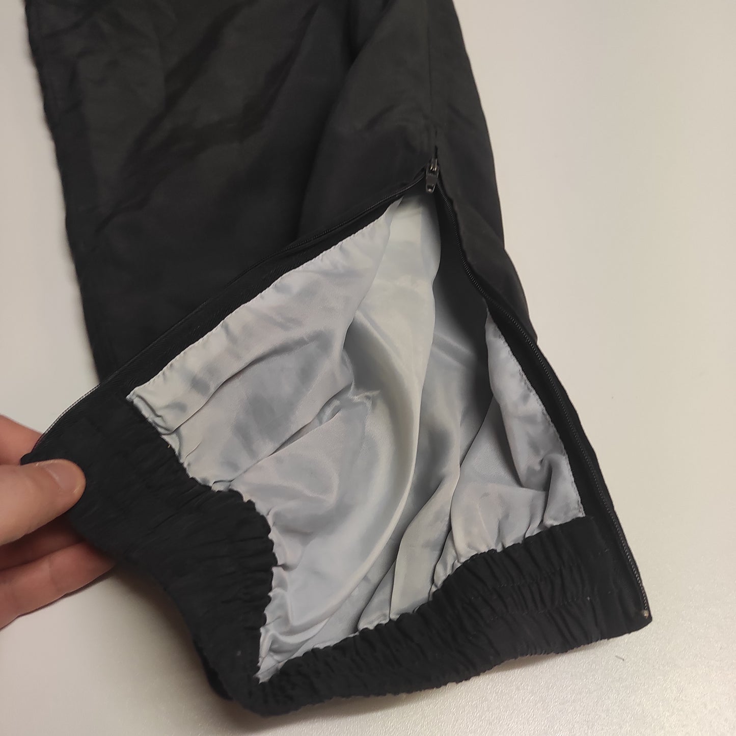 Entdecke unsere Vintage Track Pants von Nike und anderen Marken, erhältlich bei Valuxery.de - Dein Shop für trendige Vintage - Kleidung. Unsere Track Pants sind aus hochwertigen Materialien und