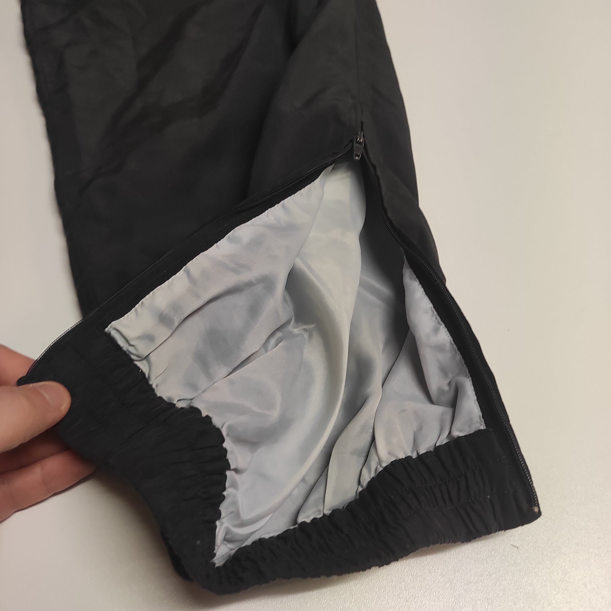 Entdecke unsere Vintage Track Pants von Nike und anderen Marken, erhältlich bei Valuxery.de - Dein Shop für trendige Vintage - Kleidung. Unsere Track Pants sind aus hochwertigen Materialien und