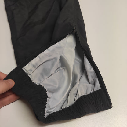 Entdecke unsere Vintage Track Pants von Nike und anderen Marken, erhältlich bei Valuxery.de - Dein Shop für trendige Vintage - Kleidung. Unsere Track Pants sind aus hochwertigen Materialien und