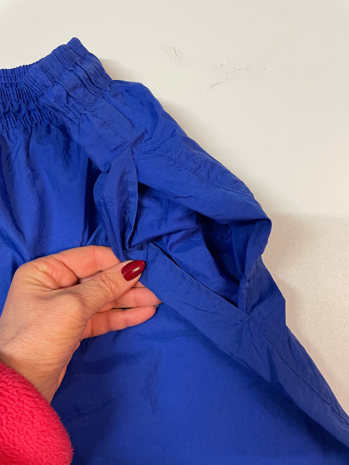 Entdecke unsere Vintage Track Pants von Nike und anderen Marken, erhältlich bei Valuxery.de - Dein Shop für trendige Vintage - Kleidung. Unsere Track Pants sind aus hochwertigen Materialien und