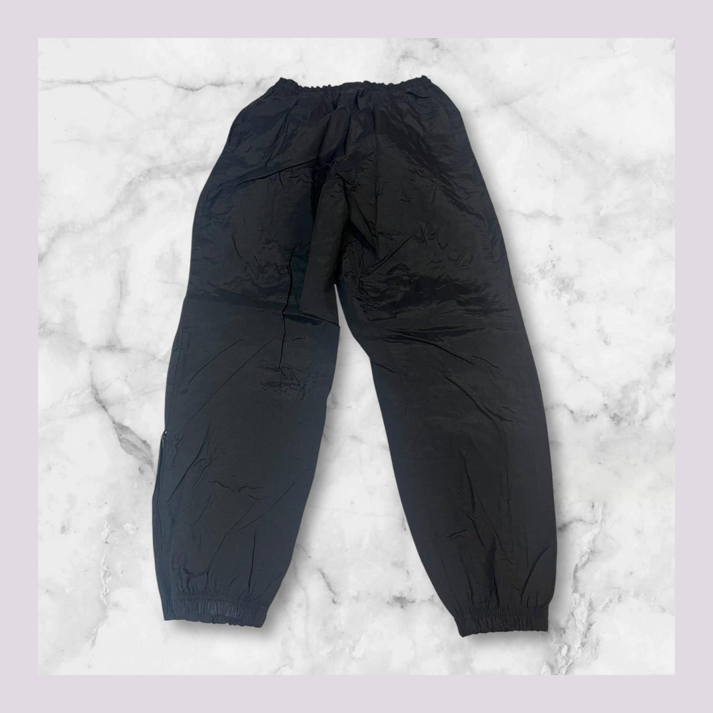 Entdecke unsere Vintage Track Pants von Nike und anderen Marken, erhältlich bei Valuxery.de - Dein Shop für trendige Vintage - Kleidung. Unsere Track Pants sind aus hochwertigen Materialien und