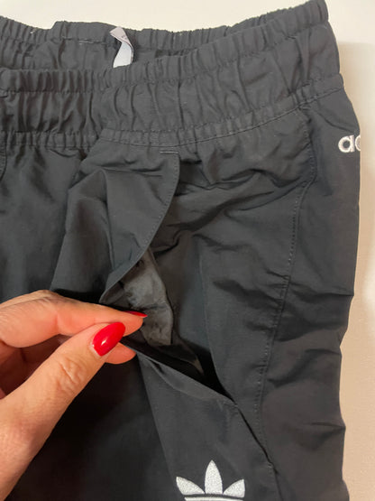 Entdecke unsere Vintage Track Pants von Nike und anderen Marken, erhältlich bei Valuxery.de - Dein Shop für trendige Vintage - Kleidung. Unsere Track Pants sind aus hochwertigen Materialien und