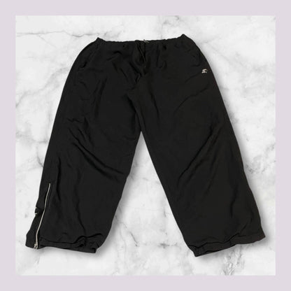 Entdecke unsere Vintage Track Pants von Nike und anderen Marken, erhältlich bei Valuxery.de - Dein Shop für trendige Vintage - Kleidung. Unsere Track Pants sind aus hochwertigen Materialien und